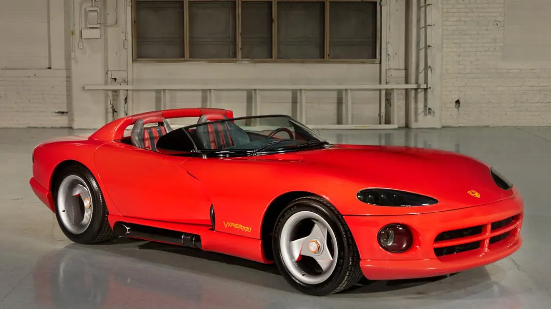 خودرو اسپرت دوج وایپر (Dodge Viper) قرمز رنگ در فضای باز