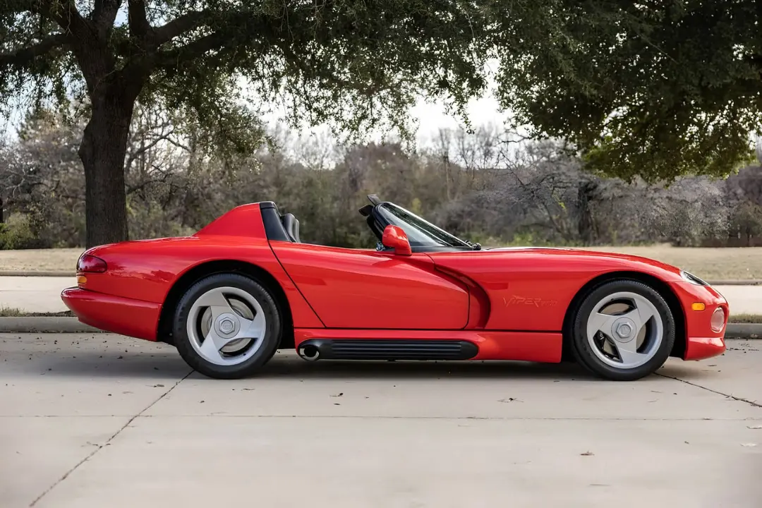 دوج وایپر (Dodge Viper) نسل اول با بدنه روباز و رنگ قرمز