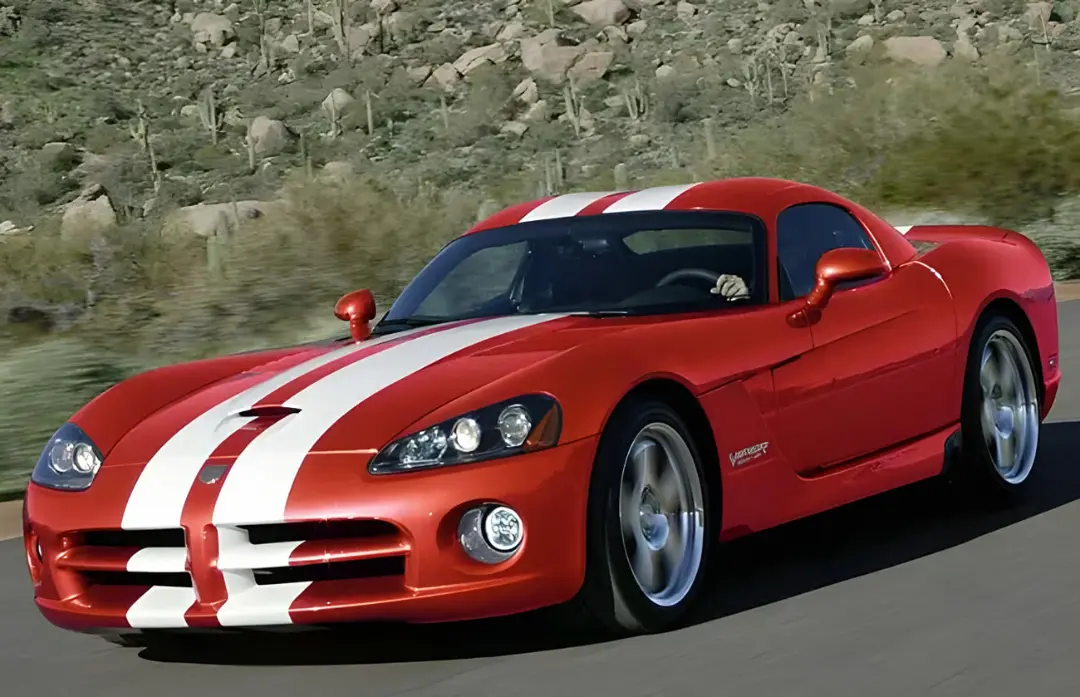خودروی دوج وایپر (Dodge Viper) قرمز با دو خط سفید روی بدنه در حال حرکت