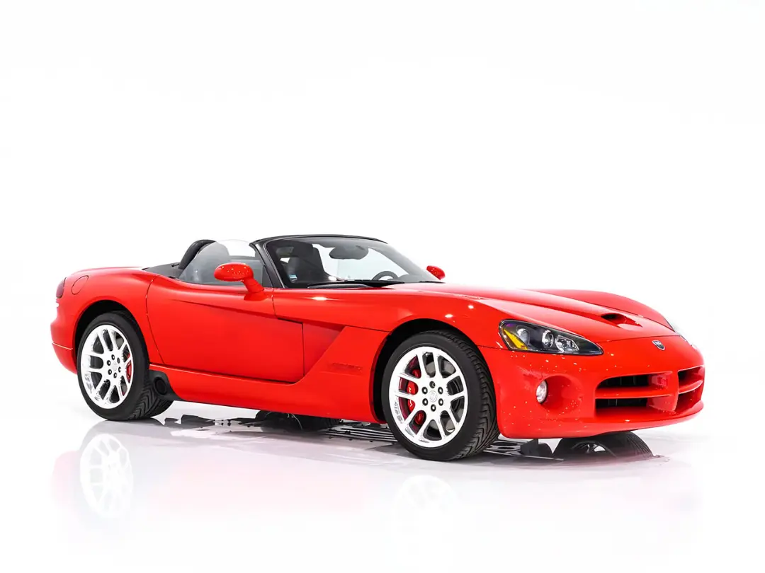 دوج وایپر (Dodge Viper) مدل ۲۰۰۵ با بدنه قرمز و موتور ۸.۳ لیتری