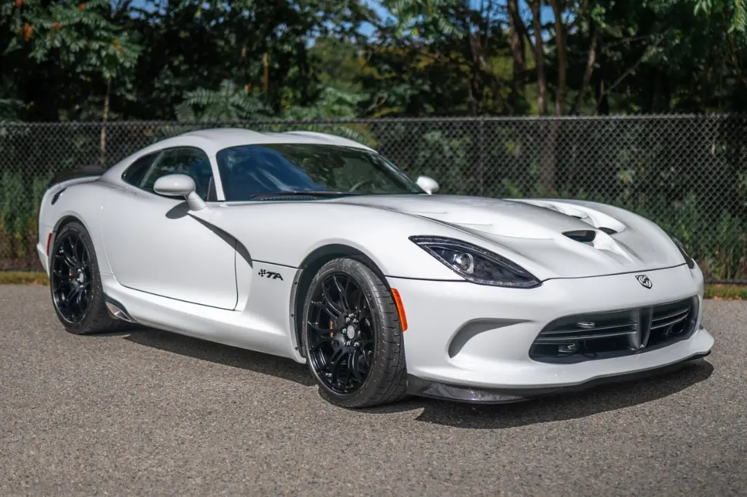 خودروی دوج وایپر (Dodge Viper) مدل TA با رنگ سفید و رینگ‌های مشکی
