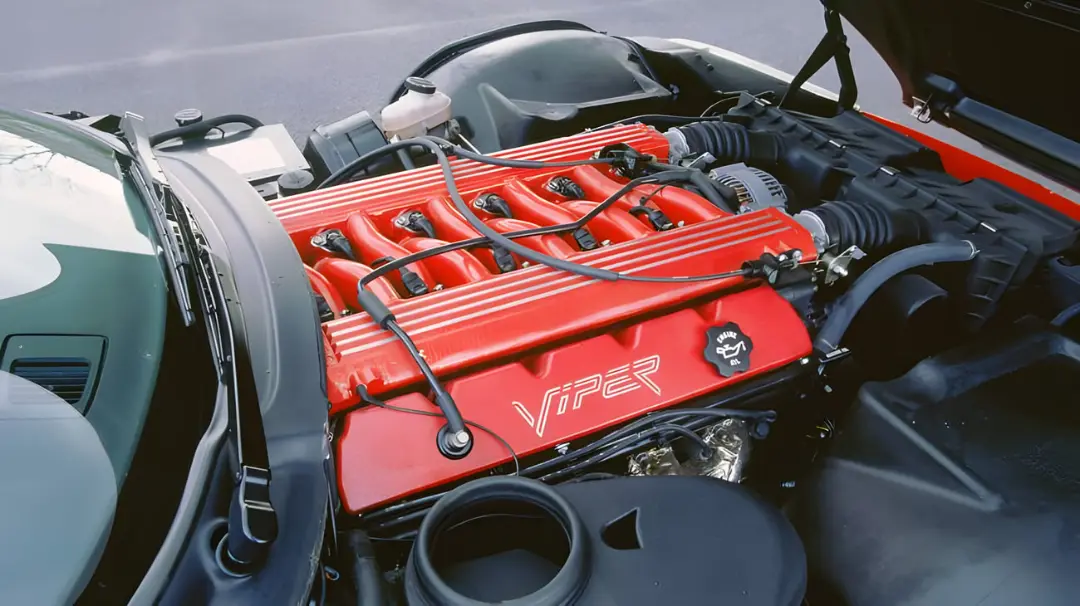 موتور V10 قرمز رنگ خودروی دوج وایپر (Dodge Viper) در محفظه موتور