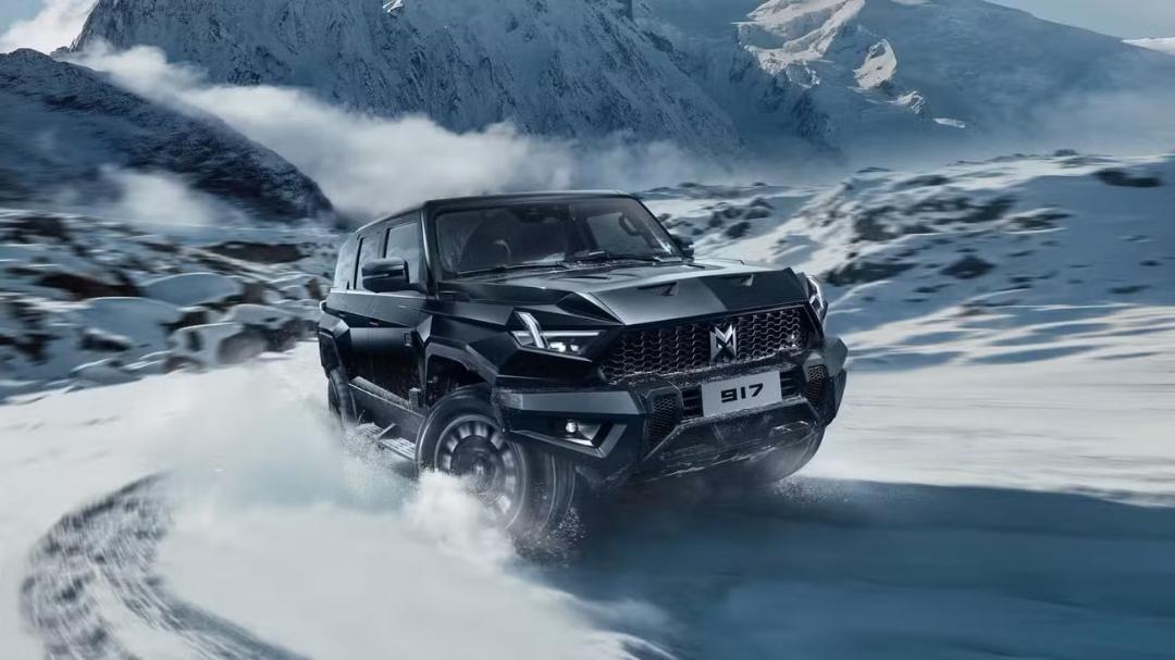 شاسی‌بلند دانگ‌فنگ (Dongfeng) مدل 917 در حال حرکت در مسیر برفی کوهستانی