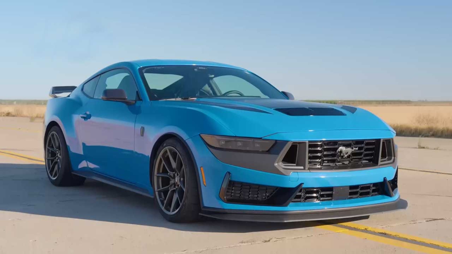 درگ موستانگ دارک هورس و بی‌ام‌و M4