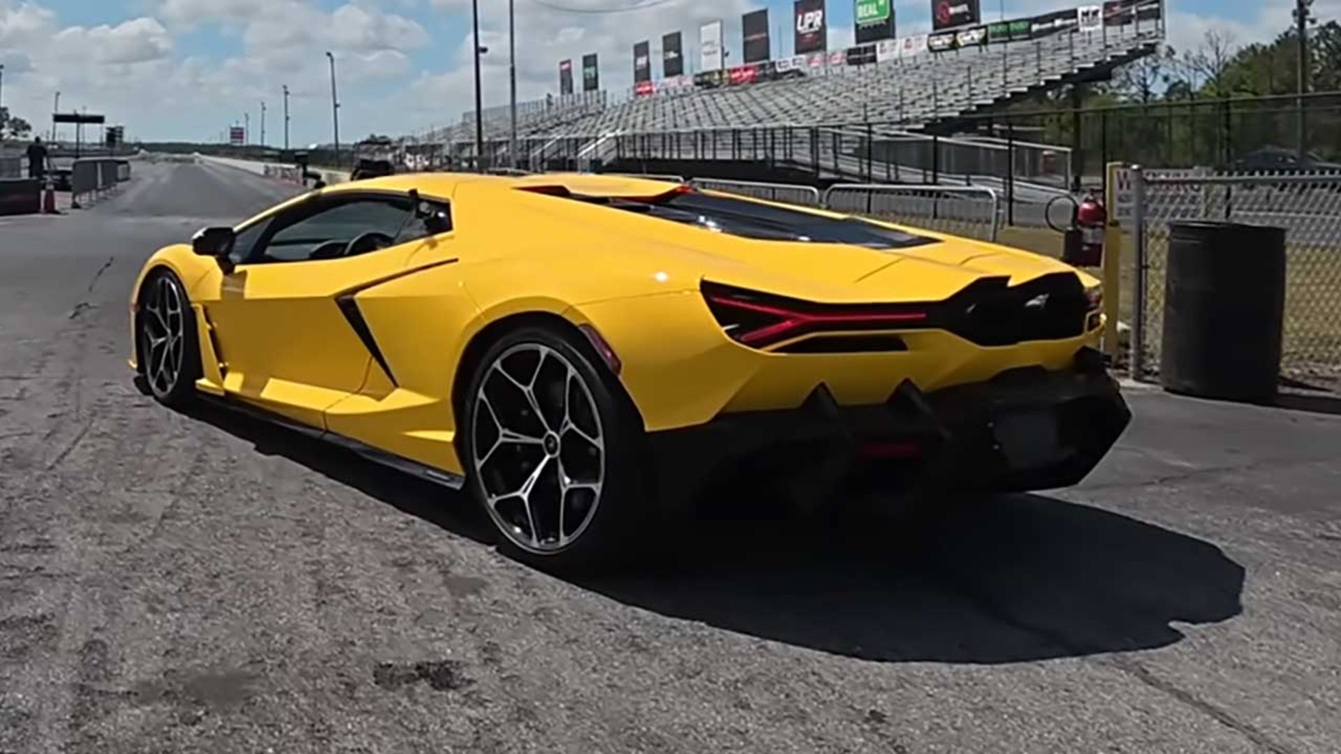 درگ کوروت E-Ray با لامبورگینی روئلتو