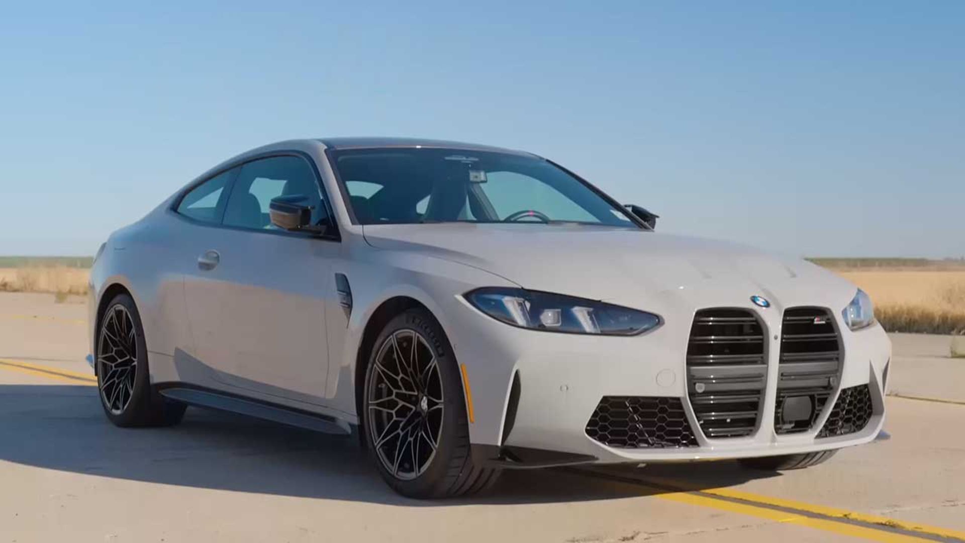 درگ موستانگ دارک هورس و بی‌ام‌و M4