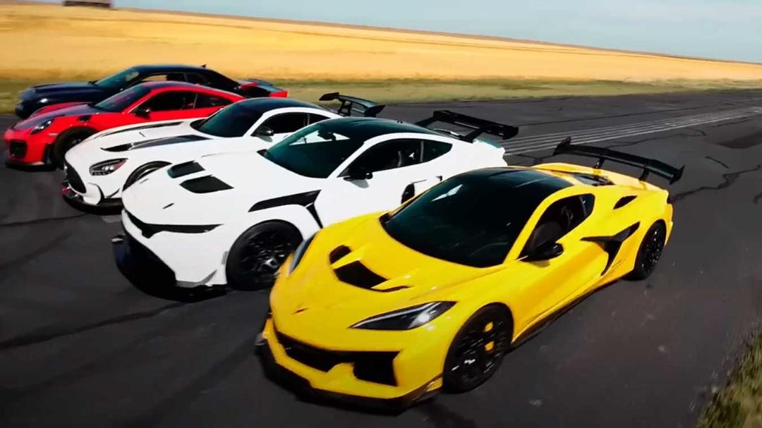 خودرو کوروت (Corvette) ZR1 زرد رنگ در حال مسابقه در پیست