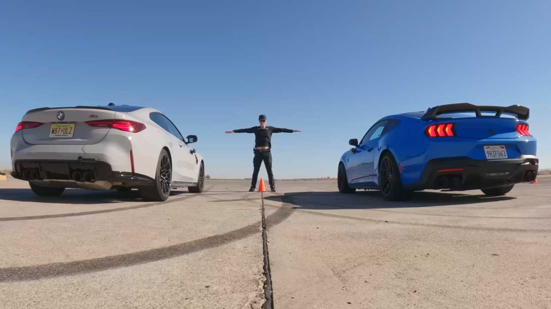 درگ موستانگ دارک هورس و بی‌ام‌و M4