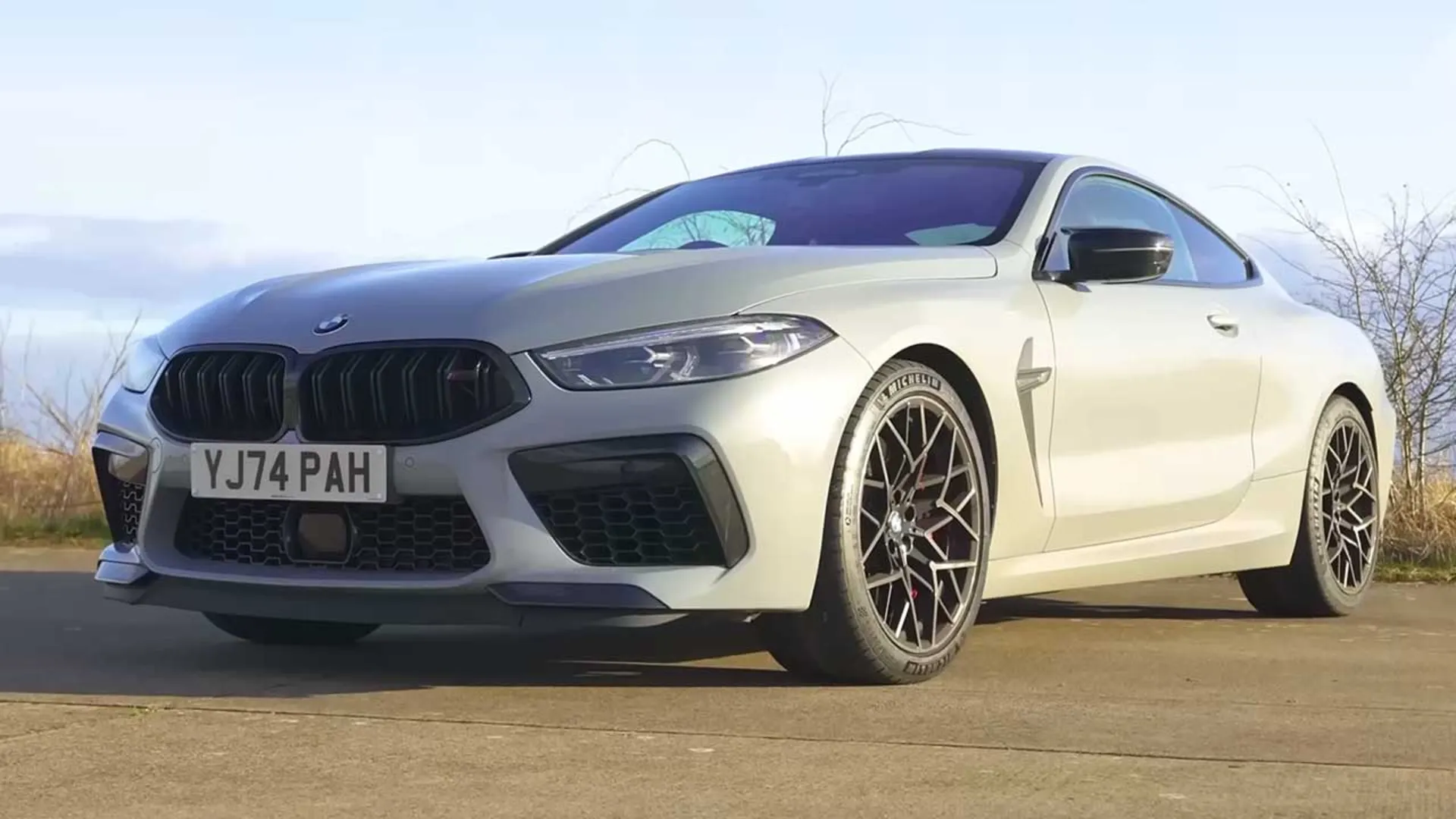 درگ بی‌ام‌و M8 و پورشه 911 GTS هیبرید