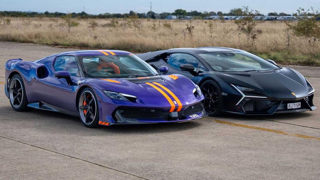 خودروهای فراری ۲۹۶ اسپشیاله (Ferrari 296 Speciale) بنفش و لامبورگینی روئلتو (Lamborghini Revuelto) مشکی در پیست