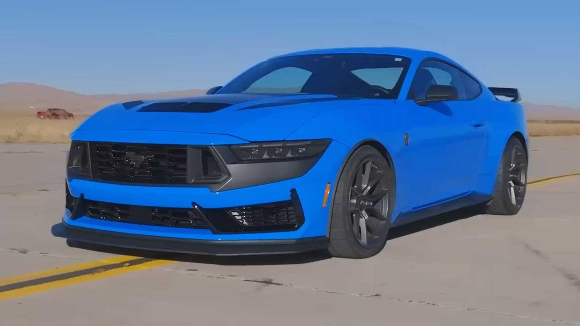 درگ موستانگ دارک هورس و بی‌ام‌و M4