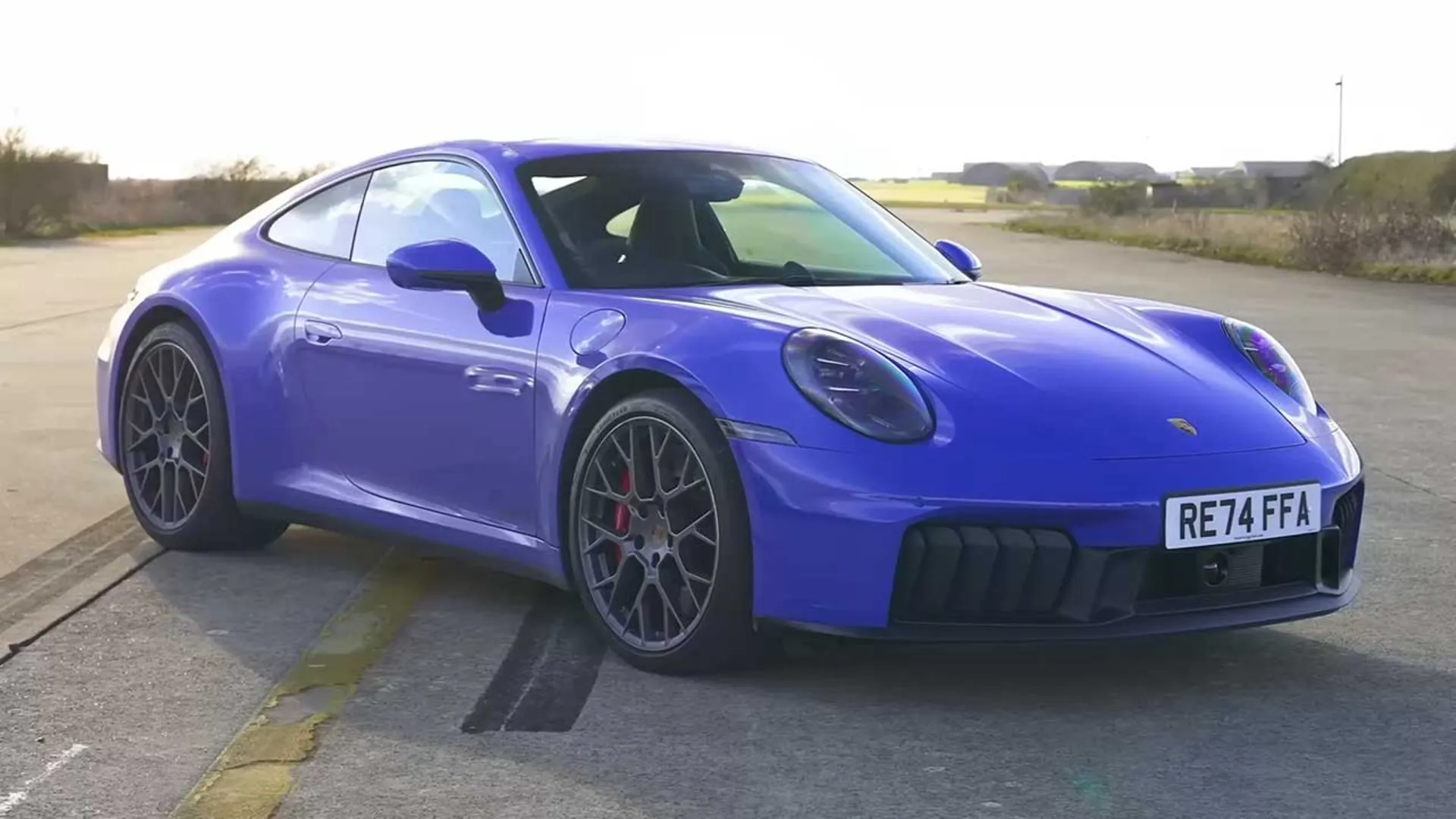 درگ بی‌ام‌و M8 و پورشه 911 GTS هیبرید