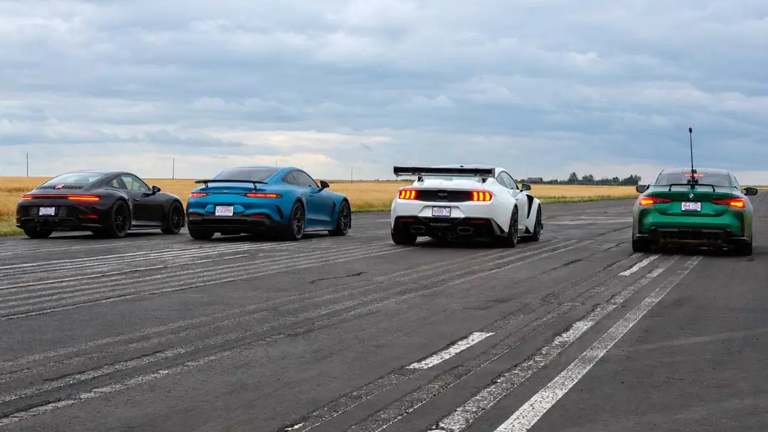 خودروهای پورشه (Porsche) 911، درگ موستانگ GTD، بی‌ام‌و (BMW) M4 CS و مرسدس AMG GT63 در پیست مسابقه