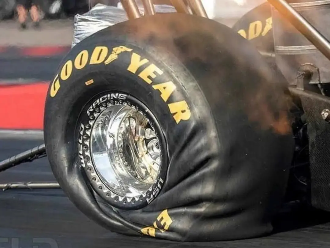 چروک لاستیک در مسابقه درگ NHRA Drag Race 