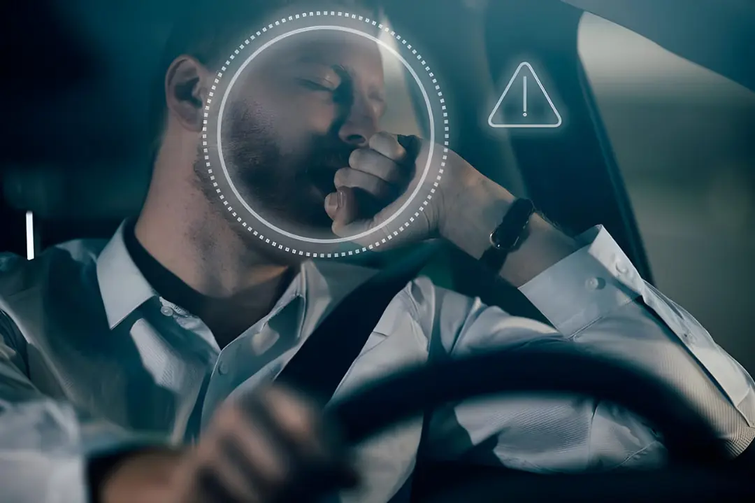 سیستم تشخیص خستگی راننده (Driver Drowsiness Detection) در حال پایش چهره راننده خواب‌آلود