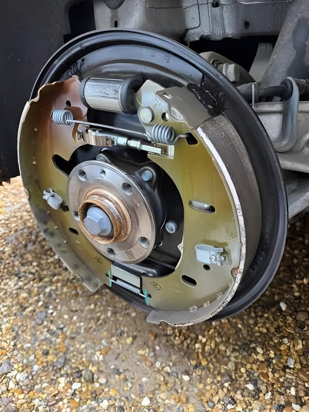 ترمز کاسه‌ای (Drum Brake) باز شده در بخش عقب خودرو