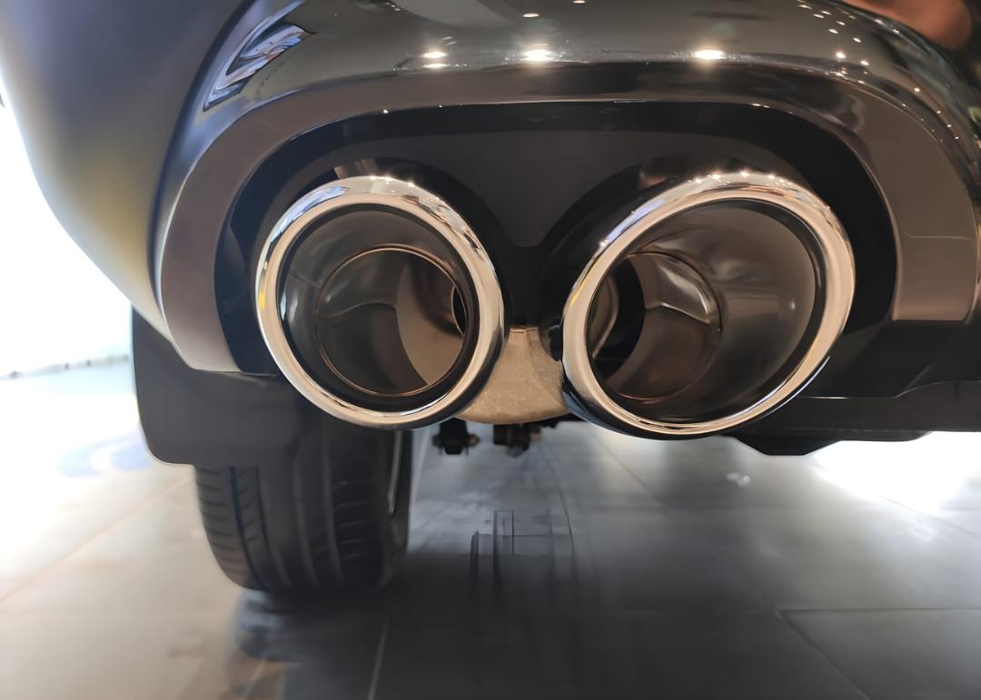 اگزوزهای دوتایی (Dual Exhaust) در قسمت عقب بدنه یک خودروی مدرن