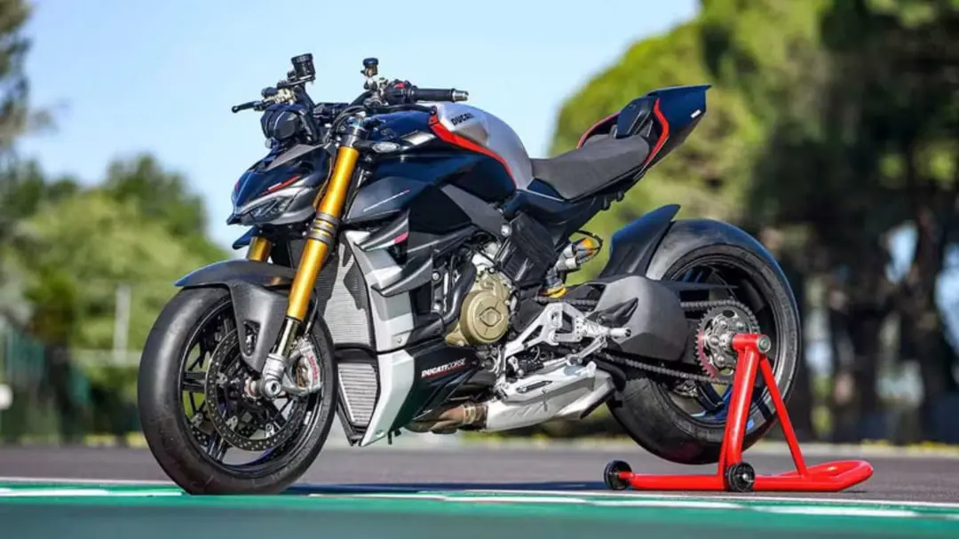 موتور سیکلت دوکاتی (Ducati) با قطعات کربنی و کمک‌فنر طلایی روی پیست