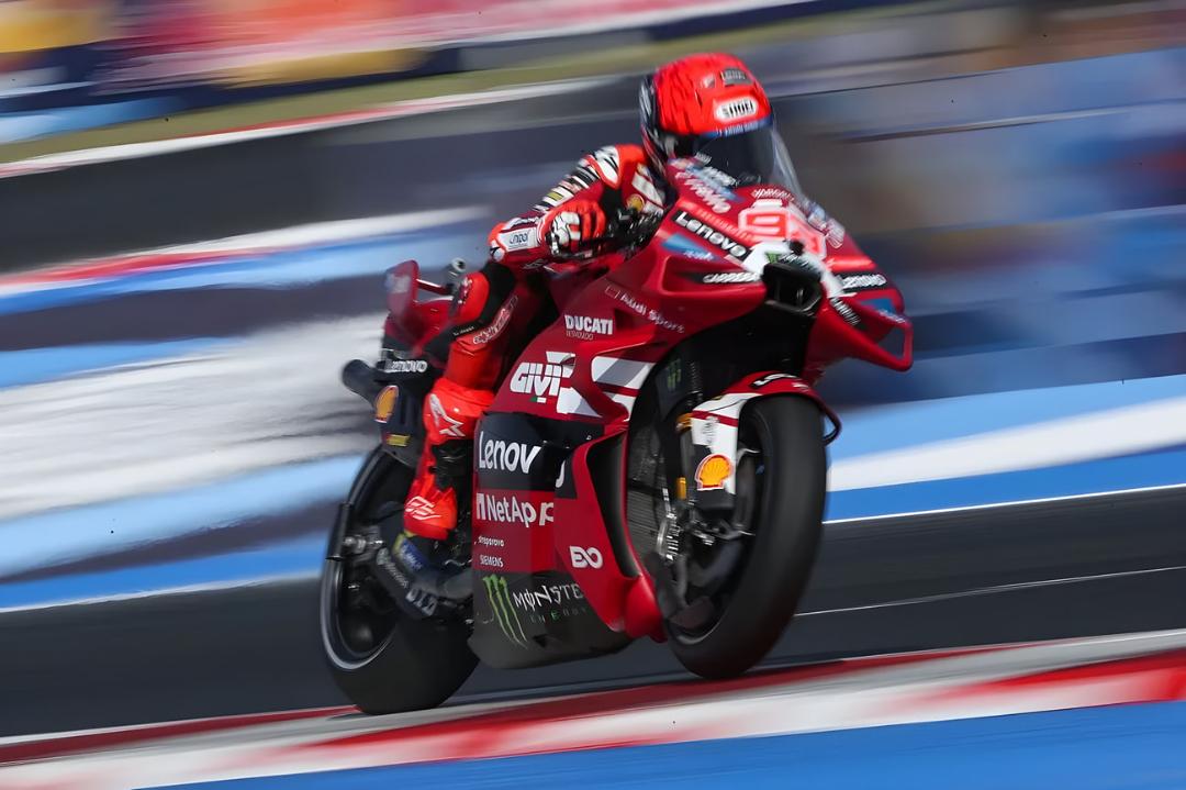 موتورسوار تیم دوکاتی (Ducati) در حال حرکت با موتور مسابقه‌ای در پیست