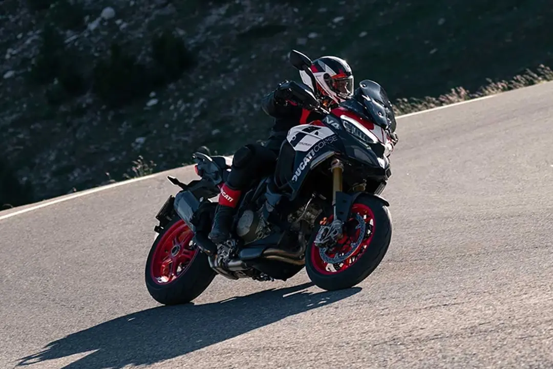 موتور سیکلت دوکاتی مالتی‌استرادا V4 (Ducati Multistrada V4) در حال حرکت در جاده کوهستانی