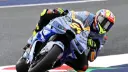 موتورسوار دوکاتی (Ducati) در حال عبور از پیچ پیست مسابقه