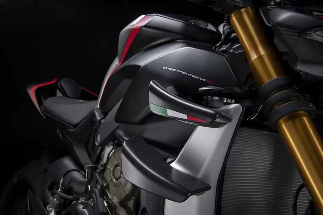 قطعات کربنی موتور دوکاتی (Ducati) استریت‌فایتر V4 SP روی بدنه موتورسیکلت