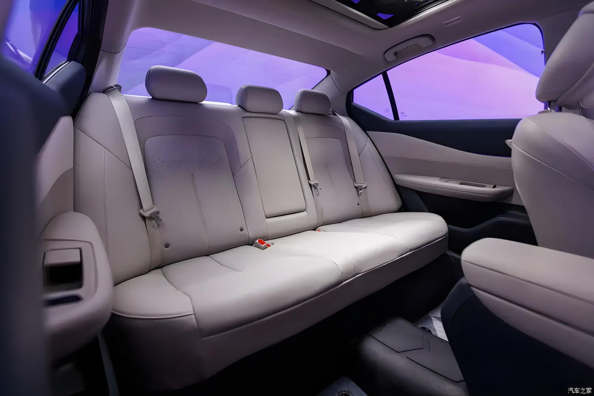 صندلی‌های عقب و فضای کابین خودروی نیسان تیانا (Nissan Teana) با روکش چرمی روشن