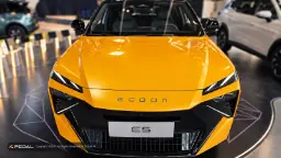 خودروی زرد رنگ اکودا ۵ (Ecoda E5) در نمایشگاه خودرو تهران