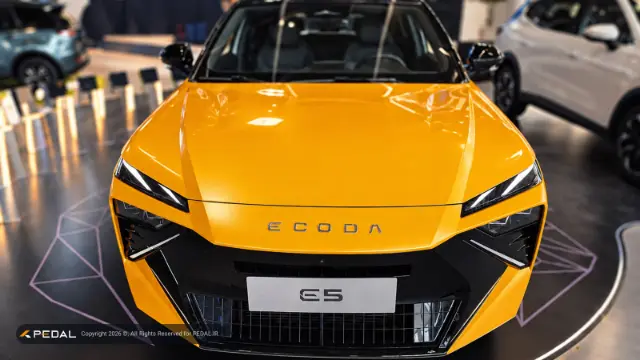 خودروی زرد رنگ اکودا ۵ (Ecoda E5) در نمایشگاه خودرو تهران