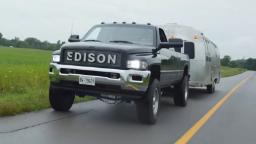 پیکاپ برقی ادیسون (Edison) مدل دهه ۹۰ در حال یدک‌کشی کاروان
