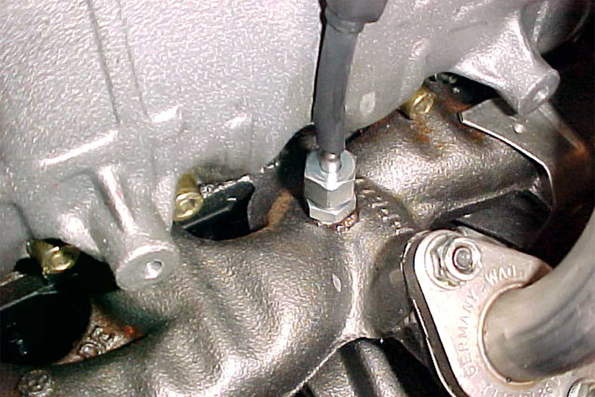 محل نصب سنسور دمای گاز خروجی 