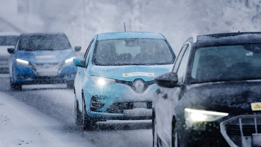 خودروی برقی رنو (Renault) در میان بارش برف و کولاک