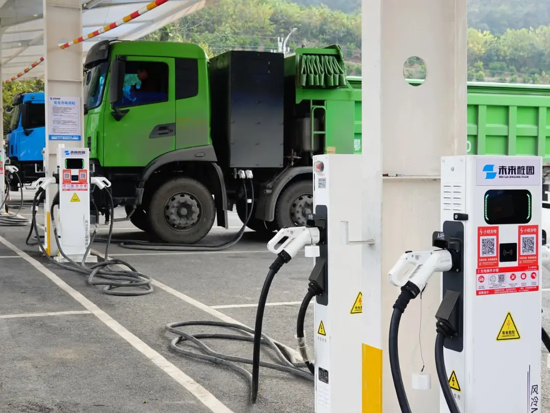 کامیون سنگین برقی (Electric Truck) در حال شارژ شدن در ایستگاه مخصوص