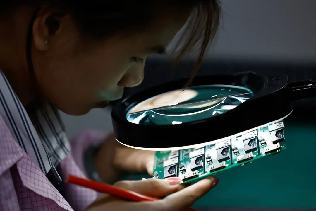 بازرسی دقیق قطعات برد الکترونیکی (Circuit Board) با استفاده از ذره‌بین بزرگ