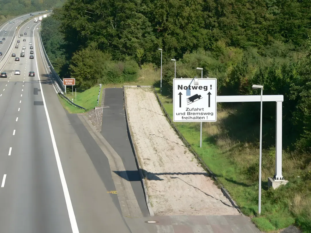 رمپ شنی (Runaway Truck Ramp) در کنار جاده اتوبان برای توقف خودروهای سنگین