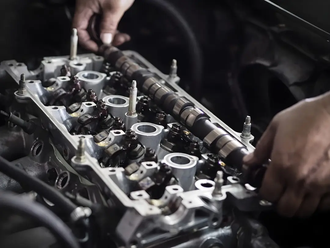 سرسیلندر خودرو با میل‌سوپاپ (Camshaft) و سوپاپ‌های باز شده