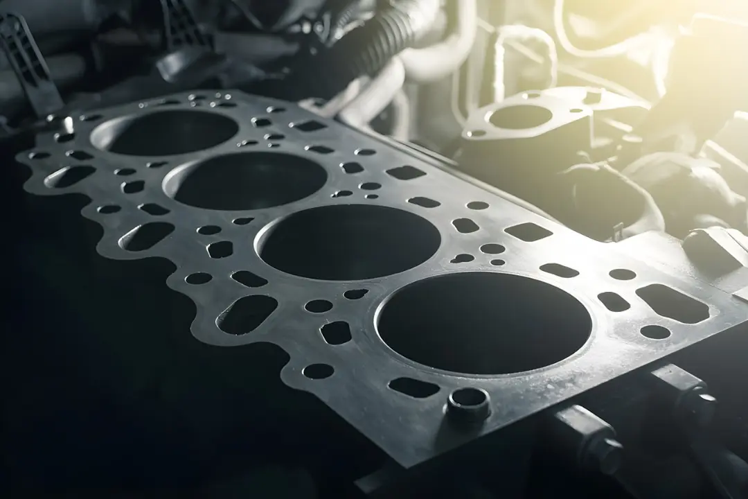 واشر سرسیلندر (Head Gasket) روی بلوک موتور خودرو در تعمیرگاه