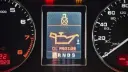 نمای نزدیک چراغ هشدار فشار روغن (Oil Pressure) در صفحه نمایش داشبورد خودرو