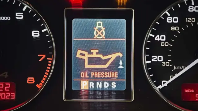 نمای نزدیک چراغ هشدار فشار روغن (Oil Pressure) در صفحه نمایش داشبورد خودرو