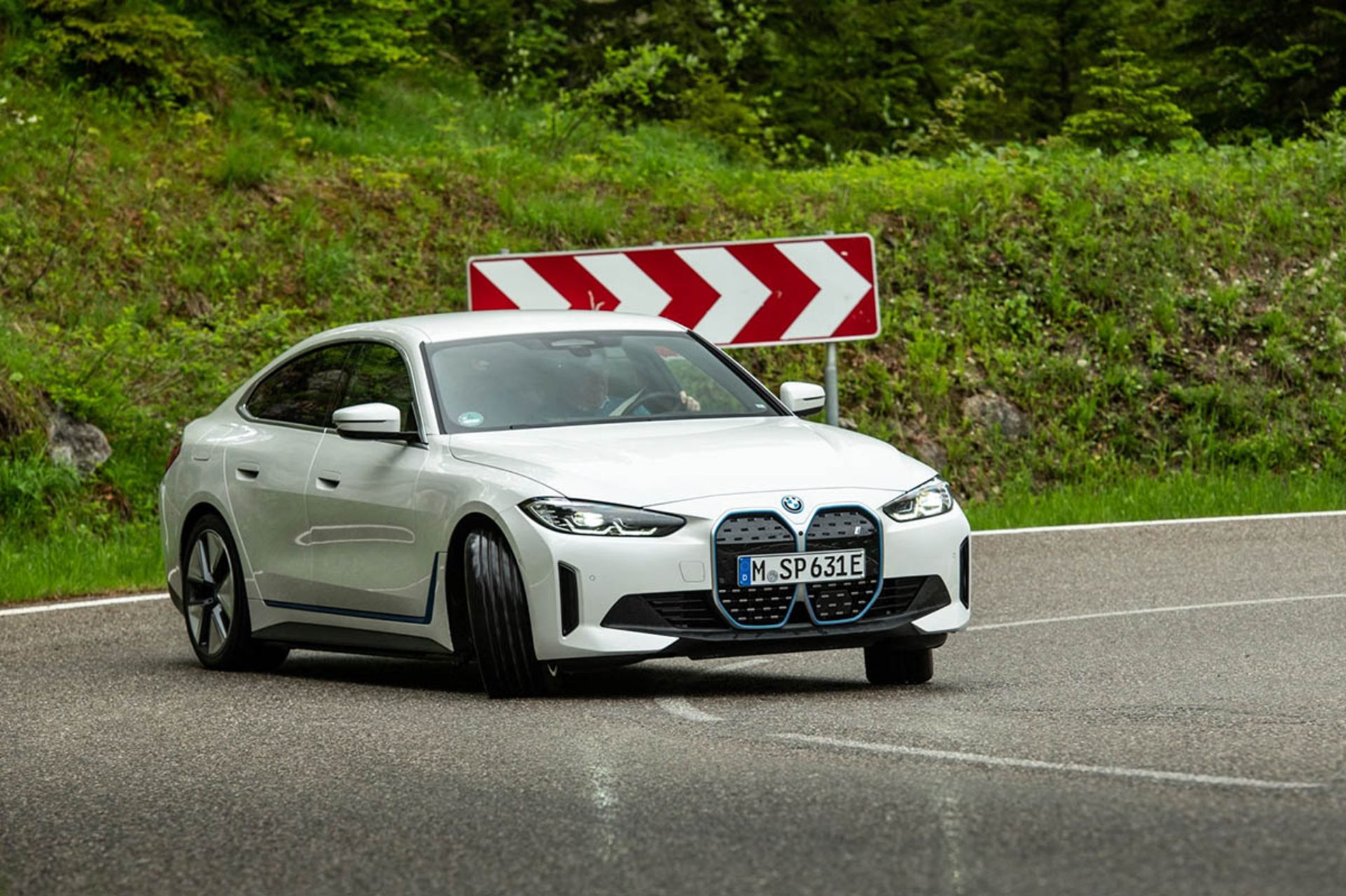 هندلینگ بی ام و BMW i4