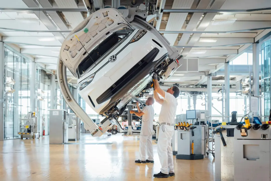 خودروی سفید فولکس‌واگن آی دی (Volkswagen) در خط مونتاژ کارخانه خودروسازی