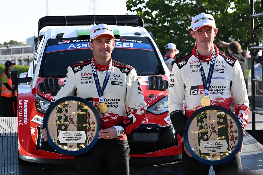 ایوانز (Evans) و اسکات مارتین (Scott Martin) در کنار خودروی Toyota GR Yaris Rally1
