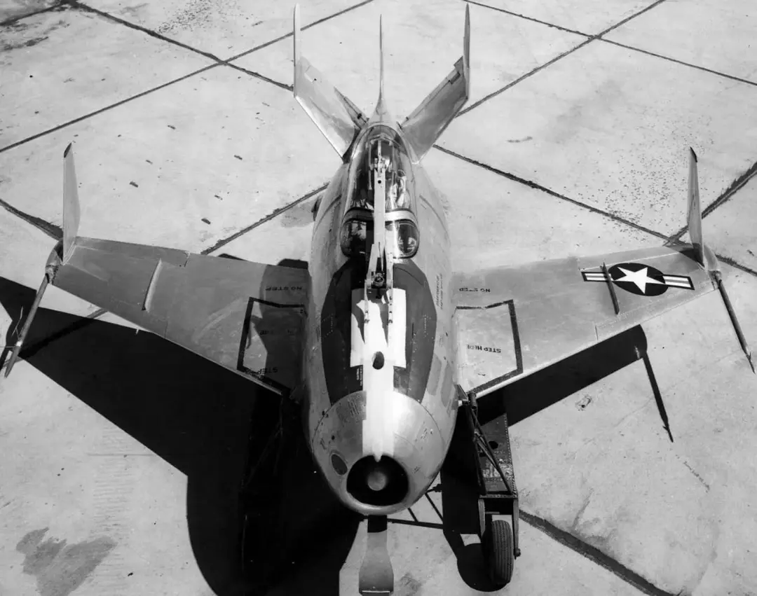 جنگنده آزمایشی (Experimental Fighter) با بال‌های پهن روی باند فرودگاه