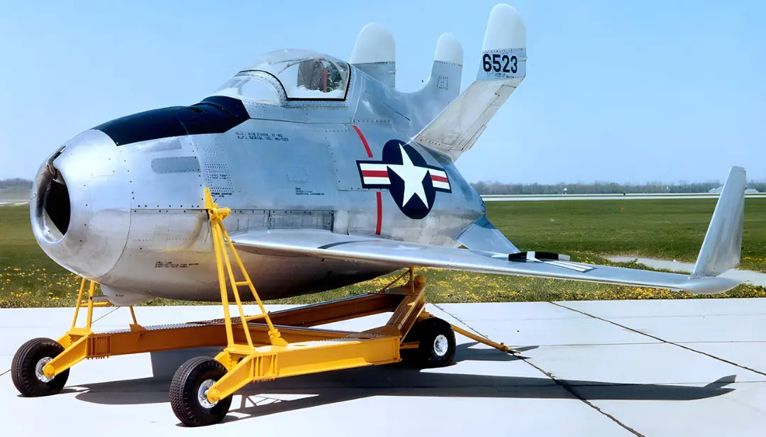 جنگنده آزمایشی (XF-85 Goblin) روی چرخ‌های زرد رنگ در محوطه فرودگاه