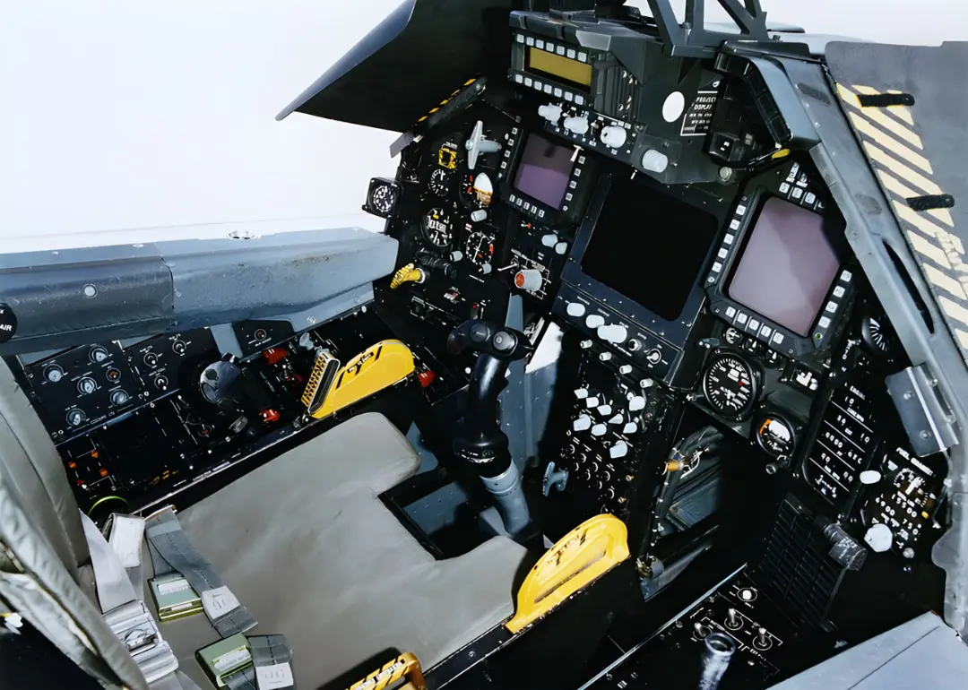 پنل‌ها و ابزارهای کنترلی کابین هواپیمای رادارگریز F-117 (Nighthawk)