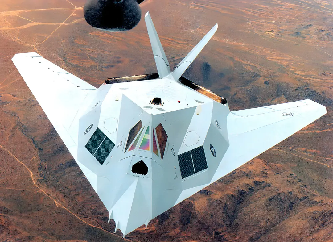 هواپیمای رادارگریز F-117 (F-117 Nighthawk) در حال پرواز بر فراز زمین بیابانی