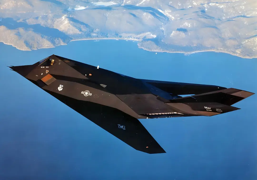 هواپیمای رادارگریز F-117 (F-117 Nighthawk) در حال پرواز بر فراز دریا و کوه‌ها