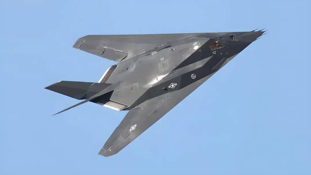 هواپیمای رادارگریز F-117 (Nighthawk) در حال پرواز در آسمان آبی
