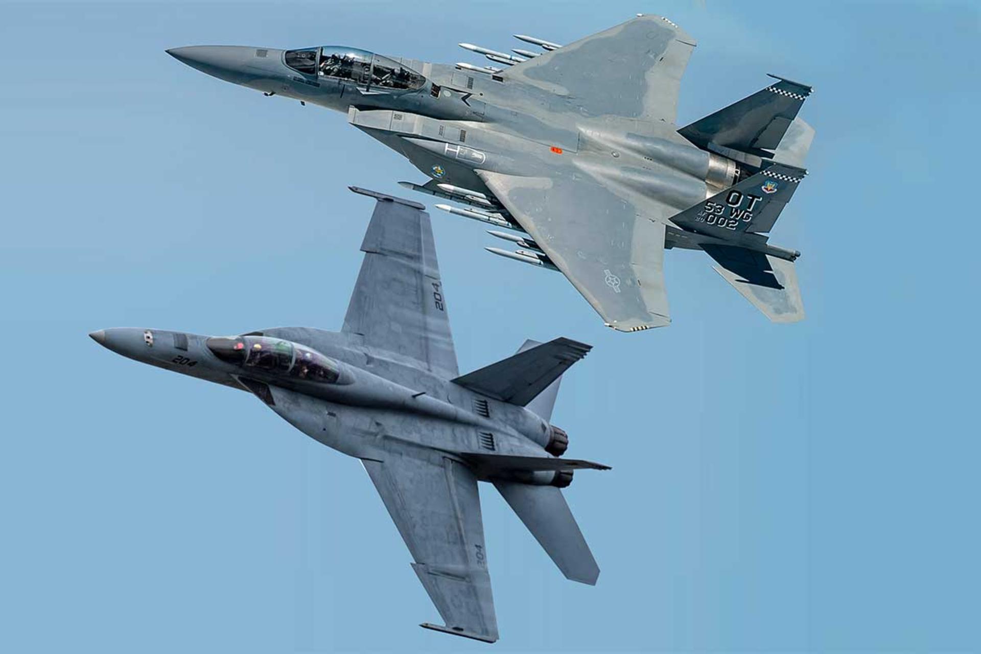 نبرد F-15 و FA-18