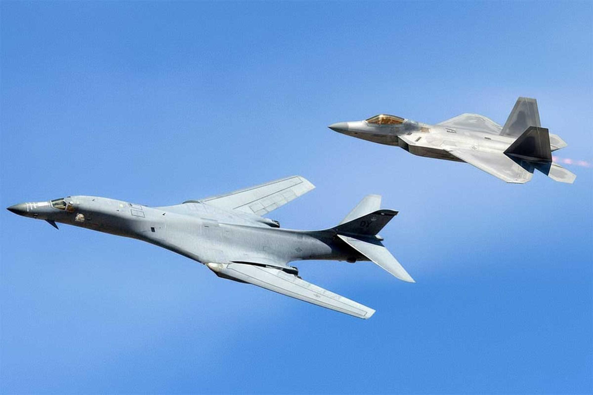 نبرد بمب افکن B-1 لنسر و F-22 رپتور